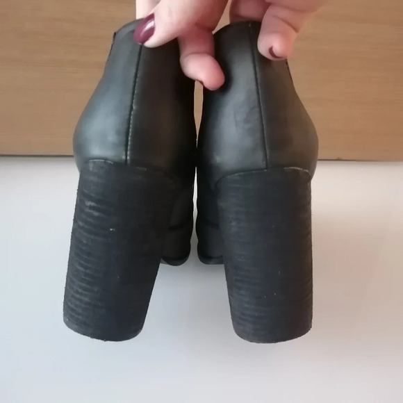 Jeffrey Campbell Yorktown Leather Chunky Heel Booties in Black Rounded Toe 8 - Picture 9 of 16